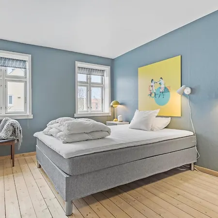 Дом отдыха 4 Bedroom Cozy In *
